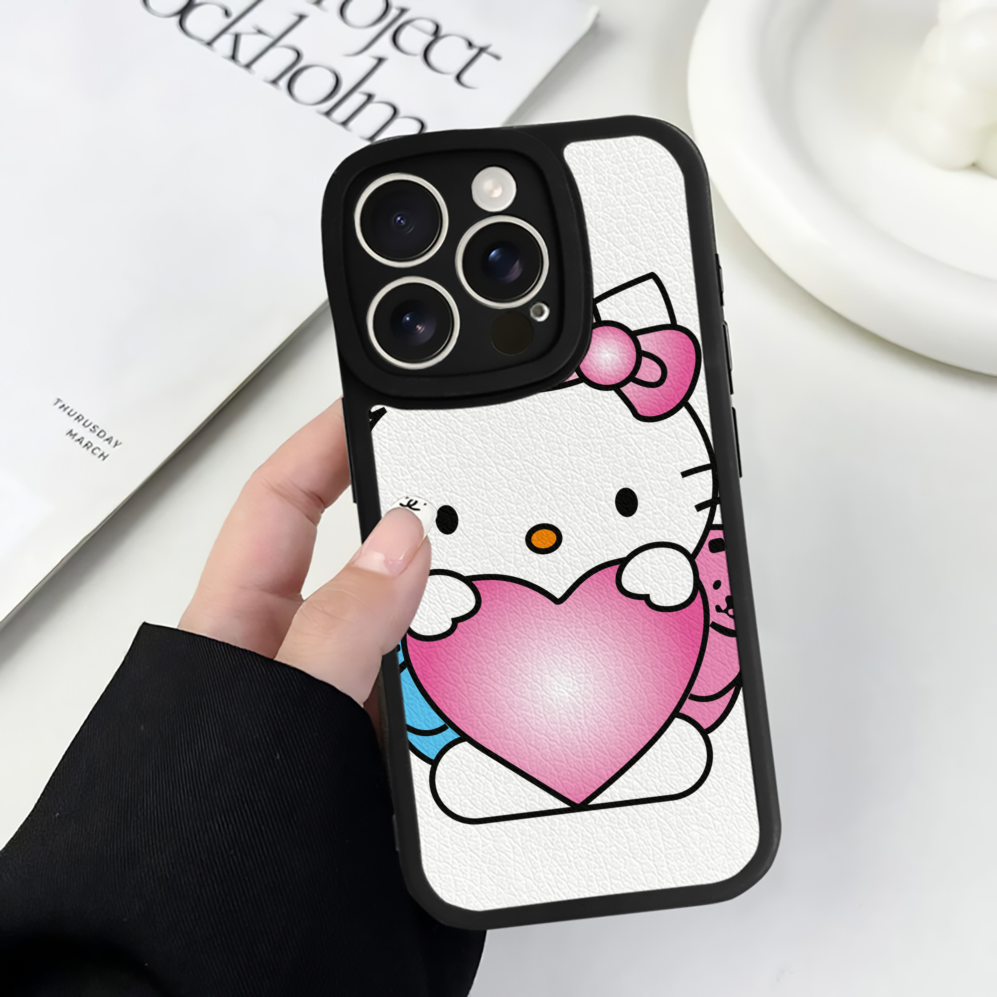 （画像用） Hello Kitty ハローキティ 【iPhone 16シリーズ対応】シリコンスマホケース（レザー調） 材質：シリコン